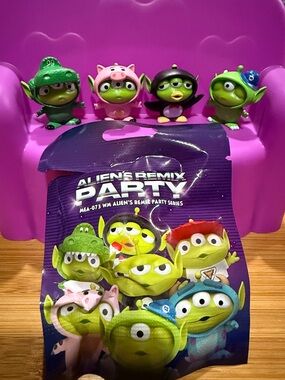 Alien's Remix Party Blind Bag with Green Alien Figures - lot of Purple Packaging